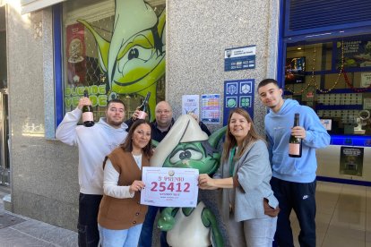 El duende verde ha traído la suerte a la Rambla en Almería capital.