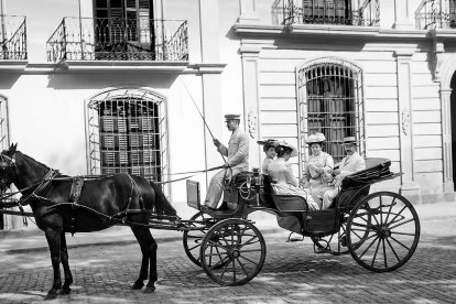 Una familia de la burguesía local en su paseo por la Plaza de la Catedral.