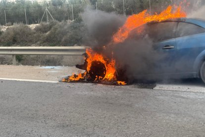 Vehículo ardiendo en el kilómetro 745 de la A-7