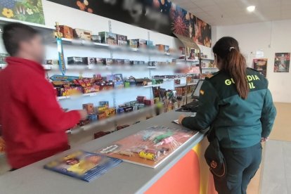Revisiones de artículos por parte de Guardia Civil en un comercio de pirotecnia.