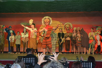 El elenco de 'El Rey León' en el escenario del Auditorio Grupo de Teatro Muñoz Seca de Albox.