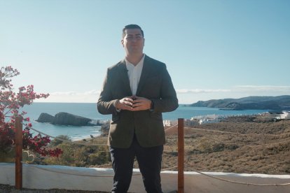 José Francisco Garrido, alcalde de Níjar, con La Isleta del Moro de fondo.