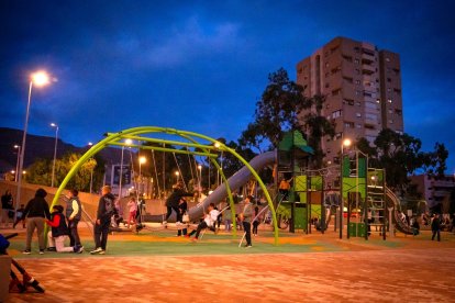 El nuevo espacio de Aguadulce cuenta con tres tamos diferenciados: un gran parque y espacio de recreo, una zona de deporte y un paseo ajardinado que termina en el mar.