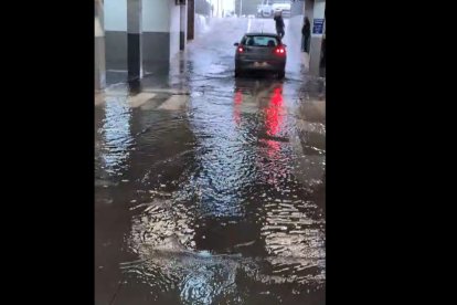 El parking del Copo, anegado por las fuertes lluvias registradas a mediodía.