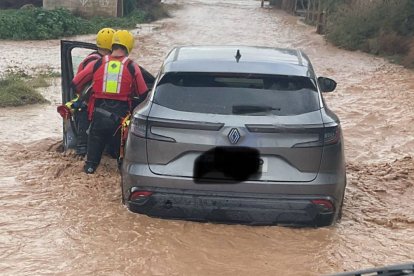 Rescate del varón por una riada en Pulpí.