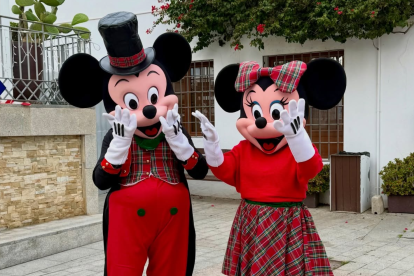 Los personajes de Disney se encuentran por el pueblo para el deleite de grandes y pequeños.