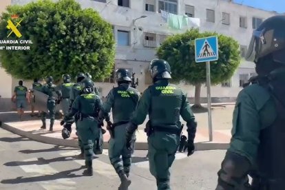 Actuación de la Guardia Civil en el barrio de las 200 Viviendas en Roquetas de Mar.