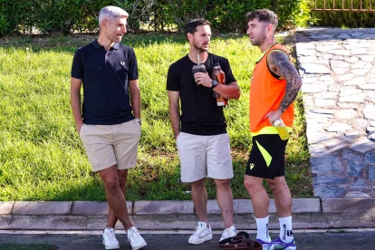 La estrella argentina con Salva Sevilla y Adri Embarba.