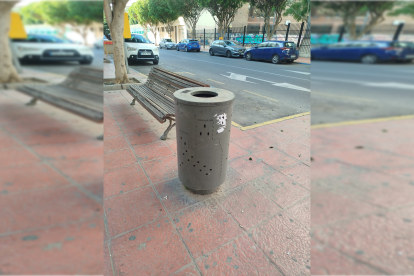 Vista de una papelera 'modelo Alcazaba'