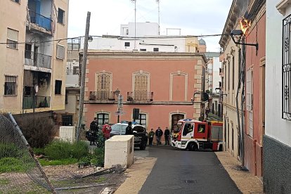 La pasada semana se prendió fuego en los manojos de cables de una fachada de la calle Almanzor.