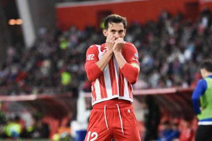 Tiene 33 años de edad, cumple contrato el próximo día 30 de junio de este año, pero su futuro apunta a ser rojiblanco.