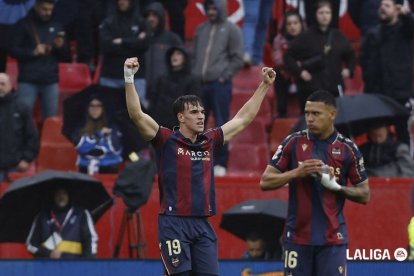 Carlos Espí ha explotado en Sevilla con una gran actuación y no saldrá.