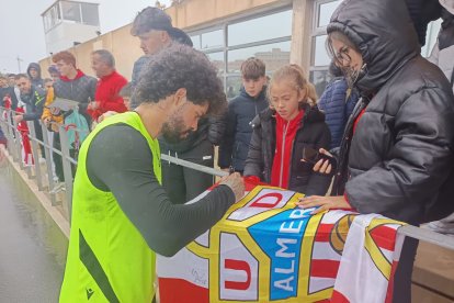 Aridane firmando a los fieles seguidores del Almería.