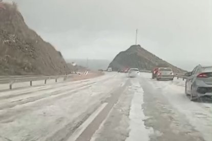 Vehículos detenidos en la A-7 a causa de la granizada.