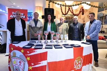 La alcaldesa de Almería, María del Mar Vázquez, entrega los trofeos a los ganadores.