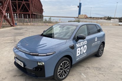 Imagen del B10 probado por La Voz, junto a la ballena de Gabriel