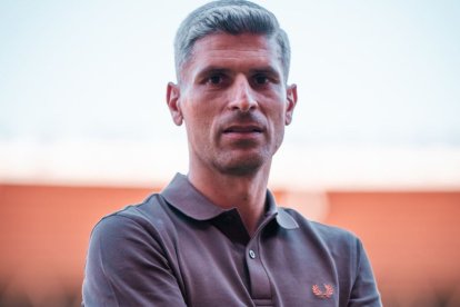 El virgitano representó al Almería en el improvisado palco de Anduva.