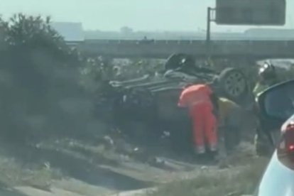 Imagen del vehículo volcado en la A7.