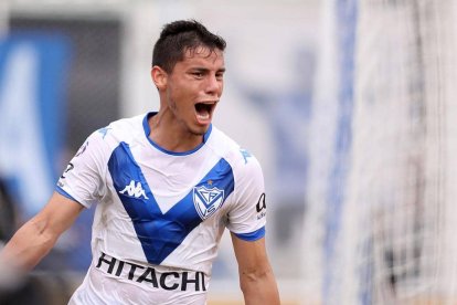 A Robertone le sientan bien los colores de Vélez Sarsfield.