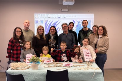 Los pequeños aprenden en el taller dle Aula del Mar.