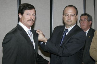 Maxi recibe con enorme orgullo el escudo de oro de su ciudad de manos de Luis Rogelio.