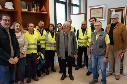 El alcalde vicario, Antonio Bonilla, junto a los nuevos operarios.