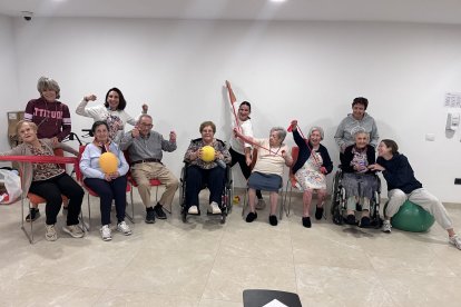 Foto grupal de alumnos de enfermería de la UAL junto a personas mayores participantes del programa CUIDAFRAIL.