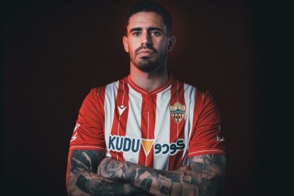 Miguel de la Fuente con la camiseta del Almería, listo para aportar goles.