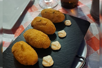 Croquetas de bacalao al pil pil de Il Capio Mangia, en Almería.