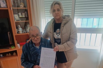 Juan y su hija con la denuncia a la guardia Civil.