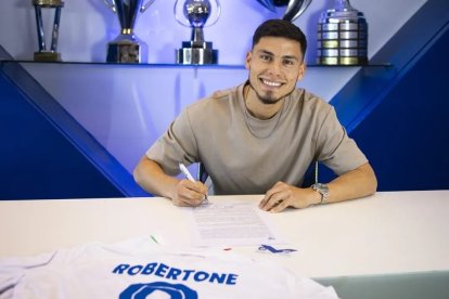 Robertone firma su nuevo contrato con Vélez.
