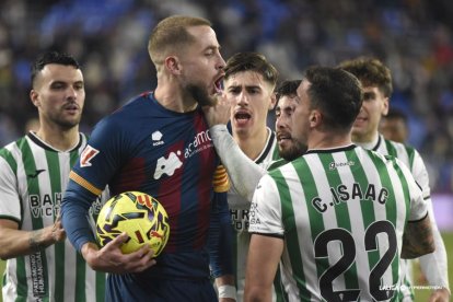 Jorge Pulido en su último partido con el Huesca frente al Córdoba.