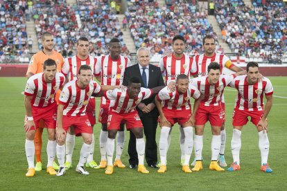 Alfonso García posando con aquel Almería de cuatro entrenadores.