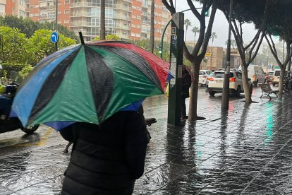 Viernes de paraguas en Almería capital. Las precipitaciones han sido débiles también en el resto de la provincia.