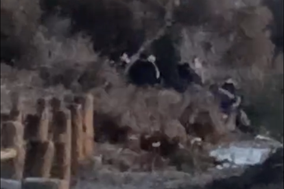 Imagen tomada por el policía local, con personas en El Perdigal antes de ser detenidas.