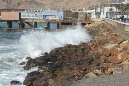 Algunos viandantes se acercaban al Cable Francés para ver el oleaje en la capital almeriense.