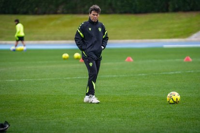 El entrenador, pensativo en el Anexo del Estadio de los Juegos Mediterráneos.
