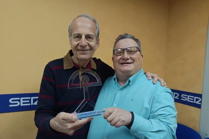 Jorge Matilla regalaba a LA VOZ DE ALMERÍA su Indalo.