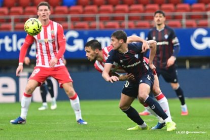 Una de las jugadas del partido en el campo de Ipurúa.