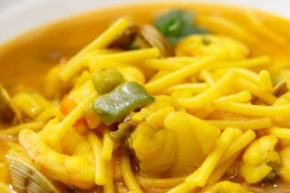 Cazuela de fideos con pintarroja.