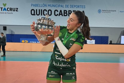 Irene de Blas Gálvez, emocionada con la Copa de la Reina.