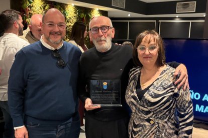 Uno de los momentos que dejó el homenaje con la entrega de la paca de reconocimiento.