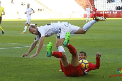 Joaquín es un central con jerarquía que conoce bien la Segunda División.