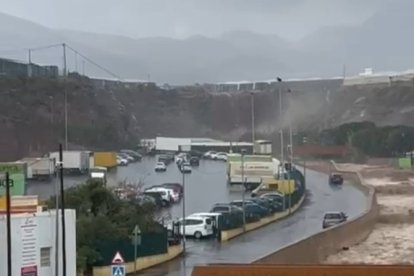 Una cascada de agua cayendo a la rambla de Las Alberquillas, cerca de Balanegra.