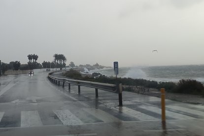 El temporal marítimo en la zona de la Universidad de Almería.