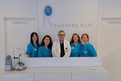 El Dr. Khouri con su equipo de Roquetas FIV.