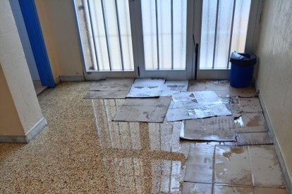 Agua en una de las entradas al CEIP Llanos de Marín