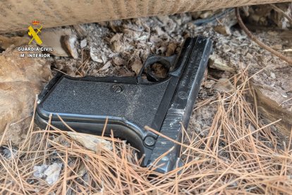 Durante la huida, el ladrón se deshizo del arma que había empleado en el robo; posteriormente, fue encontrada en el suelo.