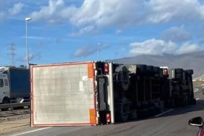 Un camión vuelca enViator.