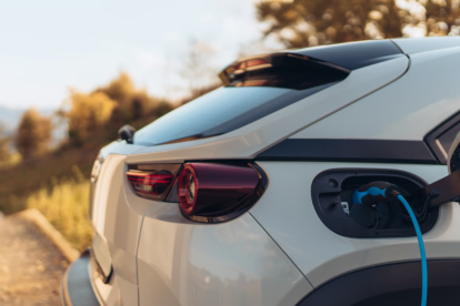 El sol almeriense permite circular casi gratis.